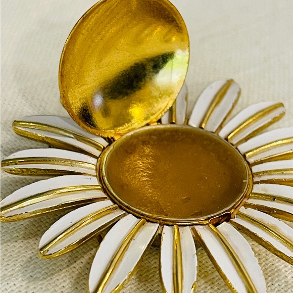 Vintage Solid Fragrance Daisy Brooch - Picture 5 of 6